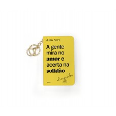 A gente mira no amor e acerta na solidão - Livro de bolso com chaveiro A gente mira no amor e acerta na solidão - Livro de bolso com chaveiro